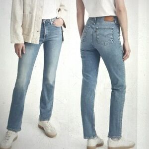 Levi’s high rise, classic cropped straight jeans in mid blue size 27